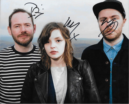 Photo originale autographiée du groupe de synth pop Chvrches, entièrement signée, format 8x10