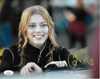 Photo autographiée 8x10 de Grace Van Dien Lady Driver #2 avec authentification JSA