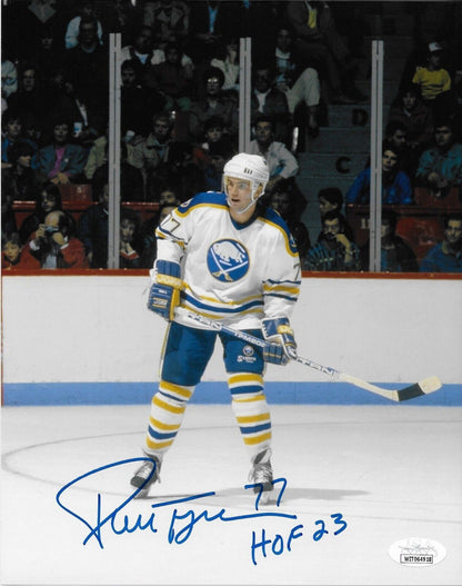 Photo 8x10 signée Pierre Turgeon Buffalo Sabres #16 avec inscription HOF 23 et JSA