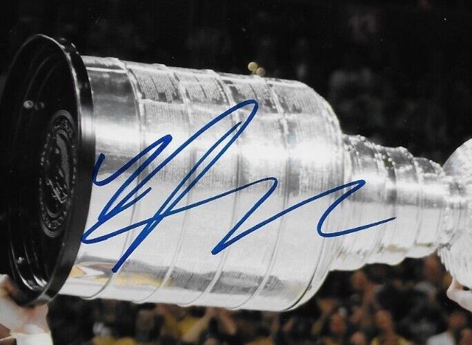 Photo 8x10 signée par les Golden Knights de Vegas, coupe Nicolas Hague, n°4, originale