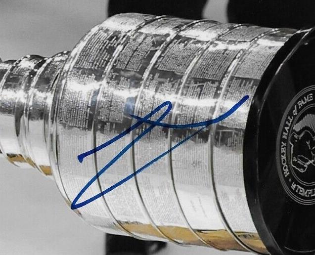 Photo 8x10 autographiée par Logan Thompson des Golden Knights de Vegas #1 Original