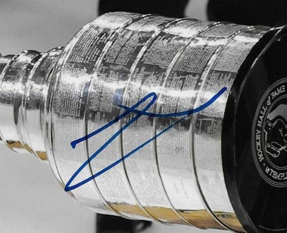 Photo 8x10 autographiée par Logan Thompson des Golden Knights de Vegas #1 Original