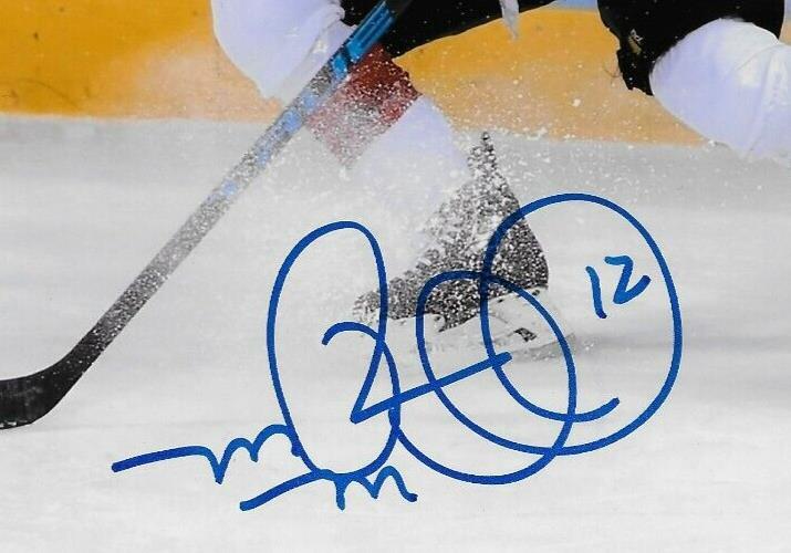 Ballon de hockey féminin 8x10 #2 signé par Meaghan Mikkelson, Équipe Canada, Jeux olympiques de Sotchi 2014