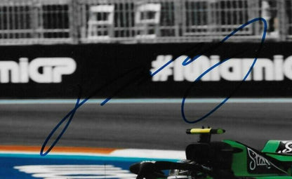 Photo originale signée Zhou Guanyu Formule 1 Kick Sauber Ferrari Racing 8x10 #7