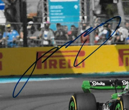 Photo originale signée Zhou Guanyu Formule 1 Kick Sauber Ferrari Racing 8x10 #9