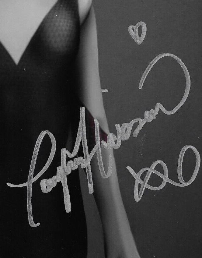 Photo autographiée 8x10 de Taylor Hickson Motherland Fort Salem n° 5 originale
