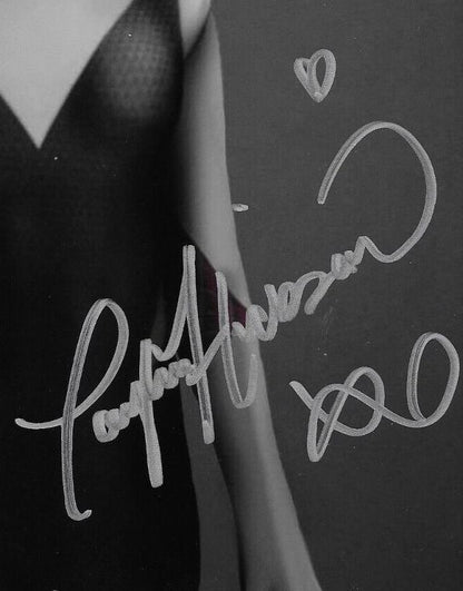 Photo autographiée 8x10 de Taylor Hickson Motherland Fort Salem n° 5 originale
