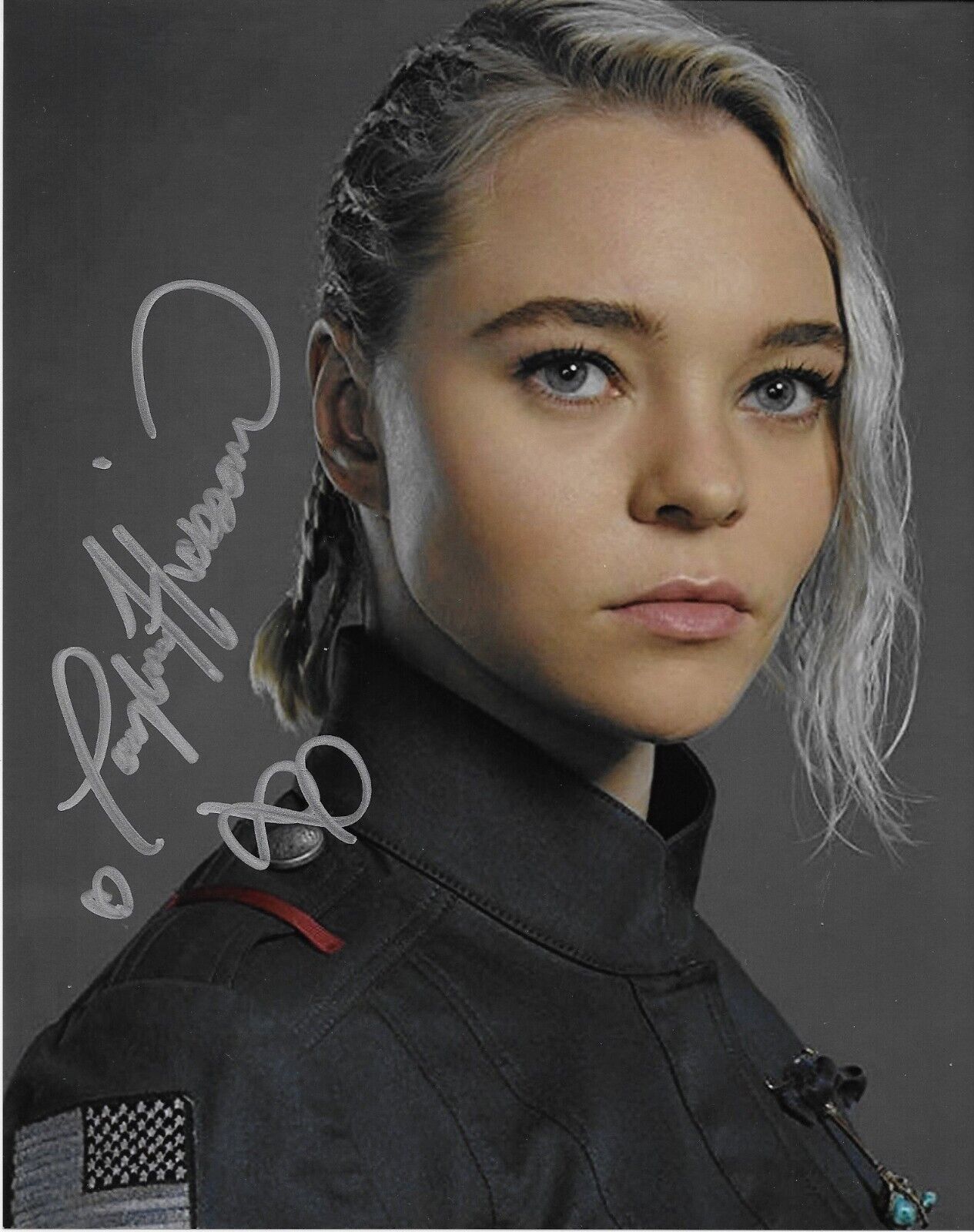 Photo autographiée 8x10 de Taylor Hickson Motherland Fort Salem n°4 originale