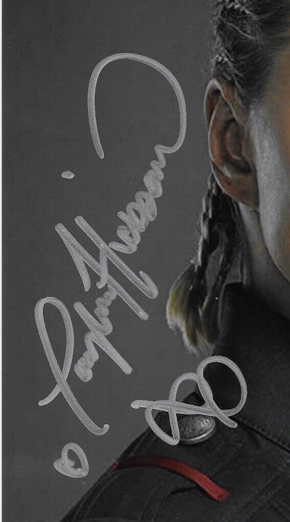 Photo autographiée 8x10 de Taylor Hickson Motherland Fort Salem n°4 originale