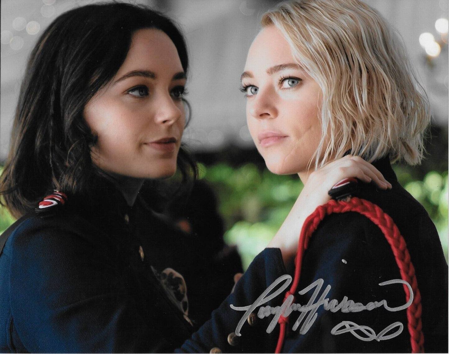 Photo autographiée 8x10 de Taylor Hickson Motherland Fort Salem n°1 originale