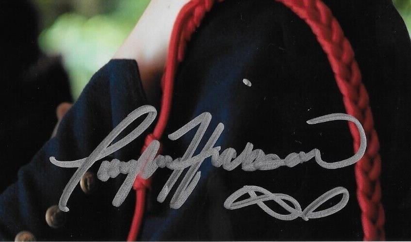 Photo autographiée 8x10 de Taylor Hickson Motherland Fort Salem n°1 originale