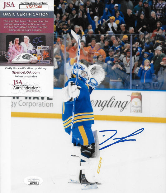 Photo autographiée 8x10 signée Devon Levi des Buffalo Sabres #1 avec authentification JSA