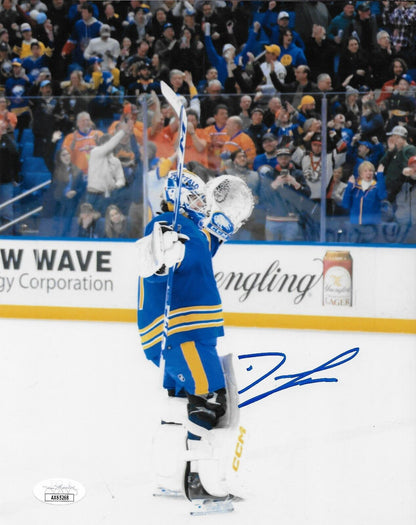 Photo autographiée 8x10 signée Devon Levi des Buffalo Sabres #1 avec authentification JSA