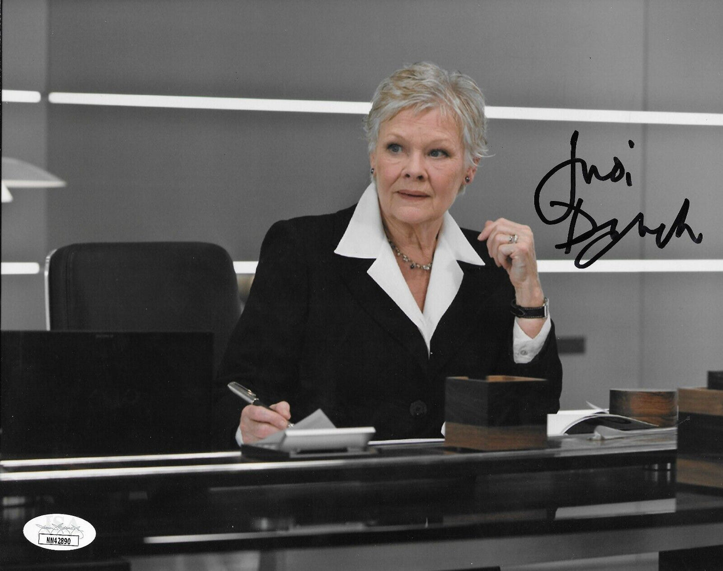 Photo originale autographiée de Judi Dench au format 8x10 #1 avec authentification JSA
