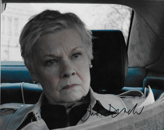 Photo originale autographiée de James Bond de Judi Dench au format 8x10 #6