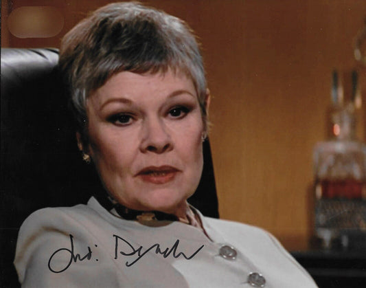 Photo originale autographiée de James Bond de Judi Dench au format 8x10 #7