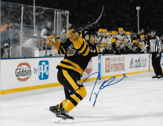 Photo autographiée 8x10 signée Taylor Hall des Bruins de Boston #1