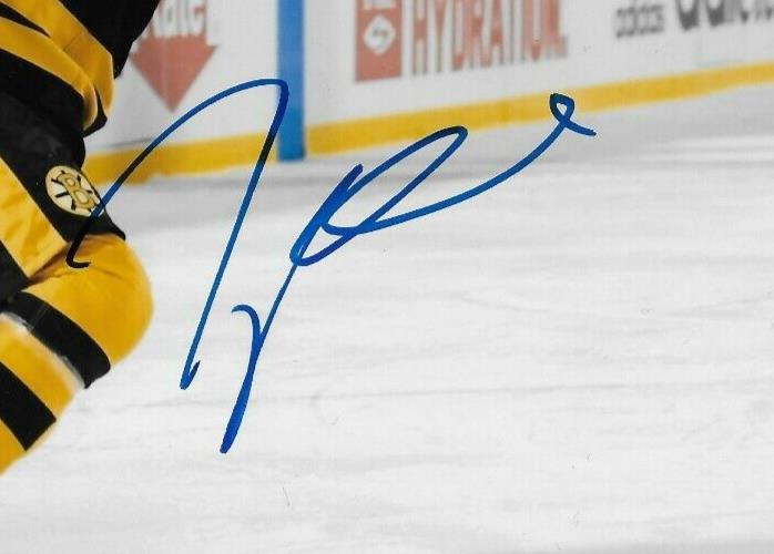 Photo autographiée 8x10 signée Taylor Hall des Bruins de Boston #1