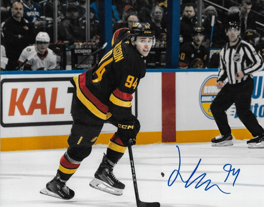 Photo autographiée 8x10 signée Linus Karlsson Vancouver Canucks #2 Original