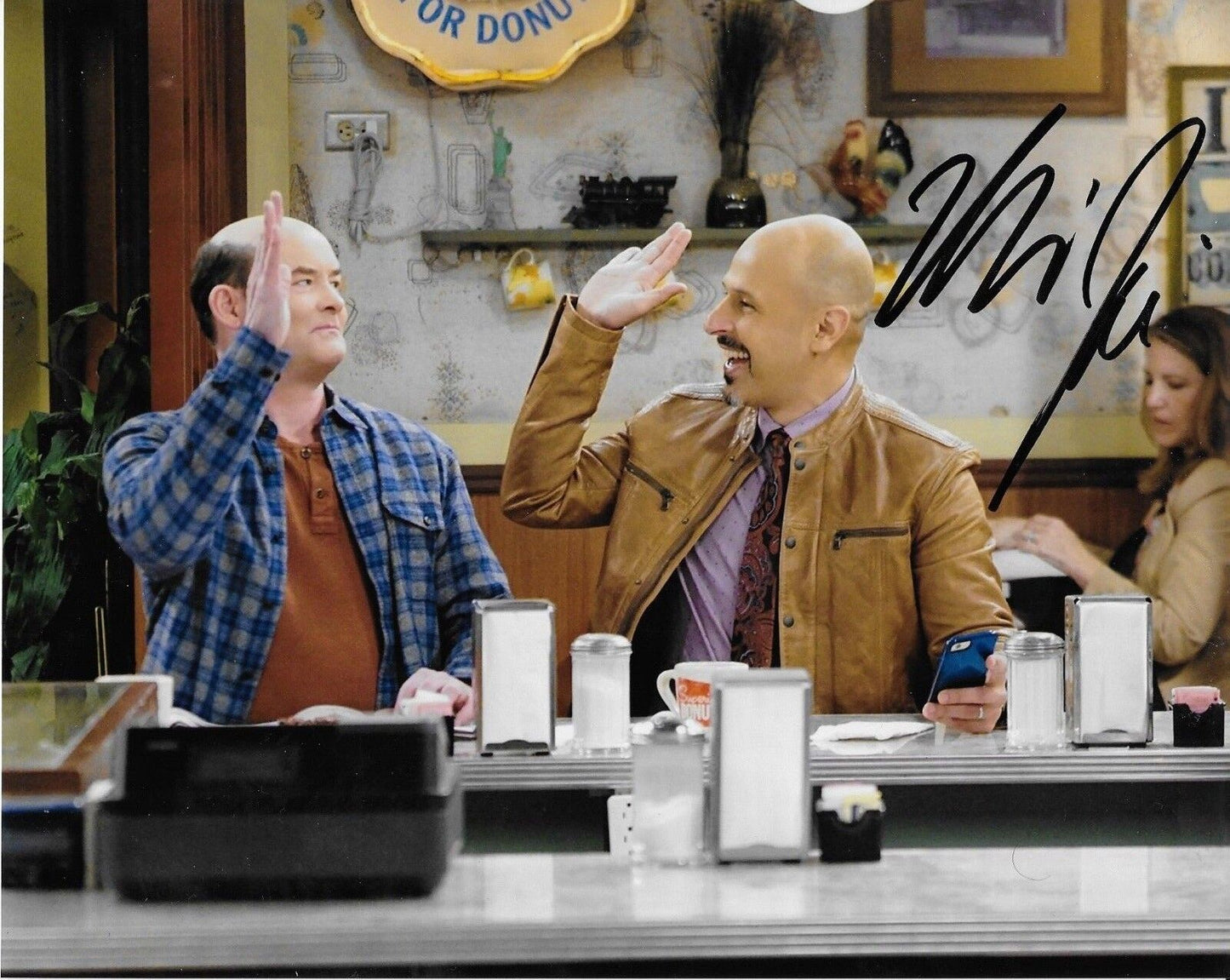 Photo autographiée 8x10 signée par Maz Jobrani par Superior Donuts