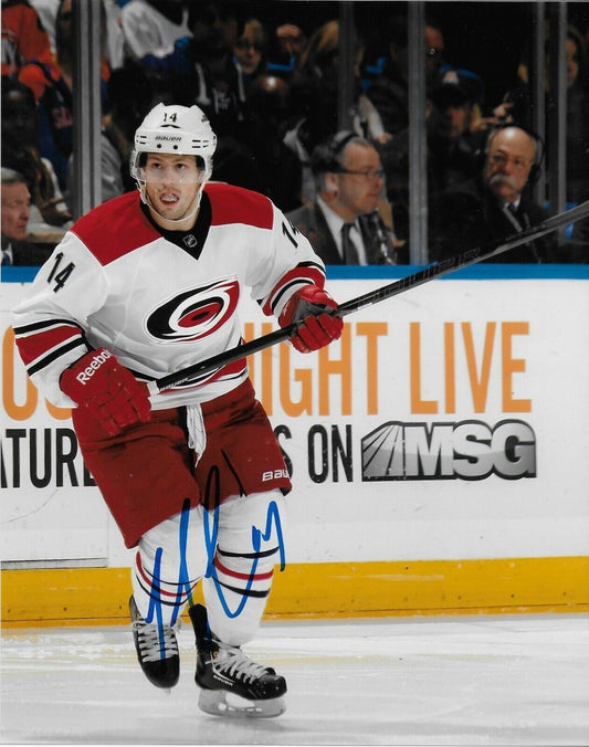 Photo originale autographiée de Nathan Gerbe des Hurricanes de la Caroline 8x10