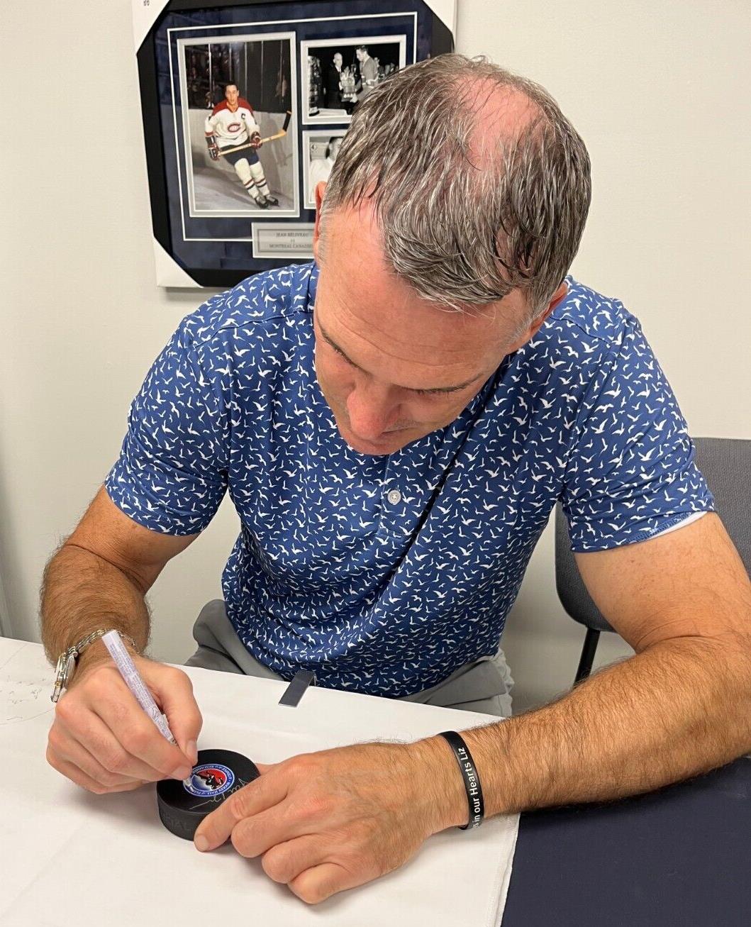Rondelle autographiée par Pierre Turgeon des Canadiens de Montréal avec inscription HOF 23