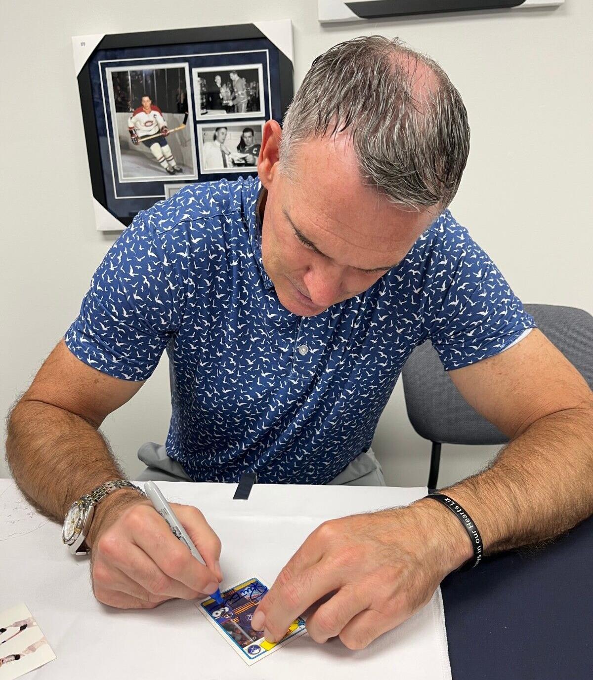 Rondelle autographiée par Pierre Turgeon des Canadiens de Montréal avec inscription HOF 23