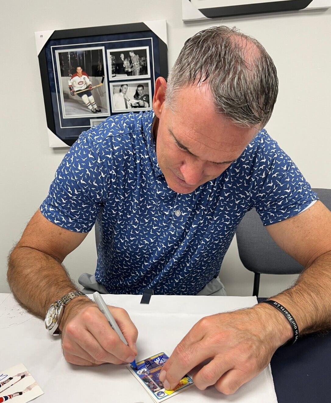 Rondelle autographiée par Pierre Turgeon des Canadiens de Montréal avec inscription HOF 23