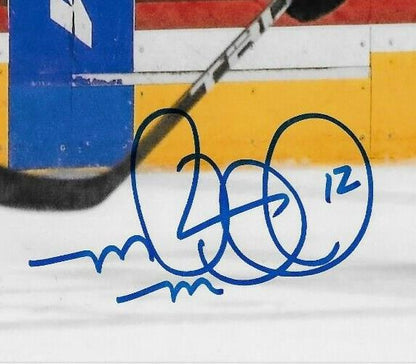 Ballon de hockey féminin 8x10 #4 signé par Meaghan Mikkelson, Équipe Canada, Jeux olympiques de 2010