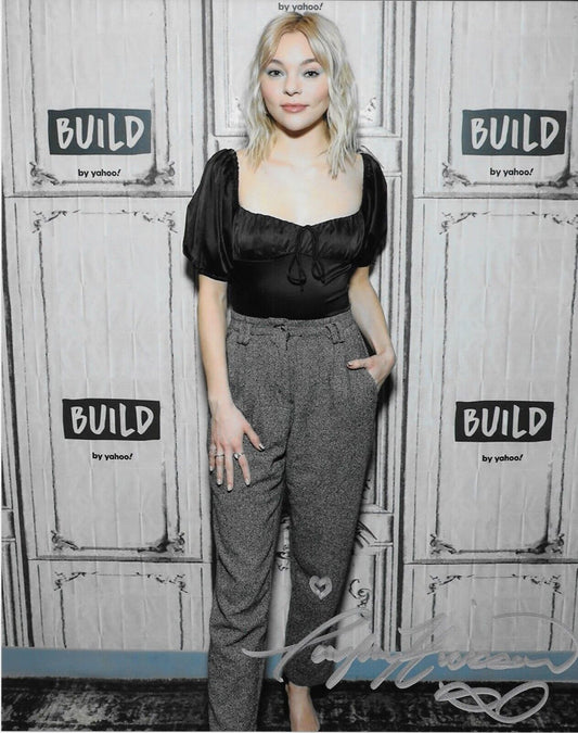Photo autographiée 8x10 de Taylor Hickson Motherland Fort Salem n°3 originale